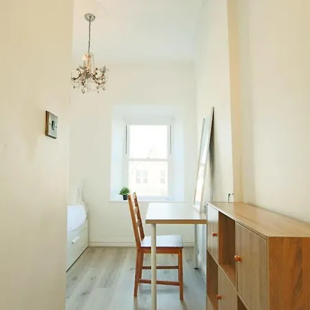 Manilla 3 Bedroom Floor Flat * Bristol