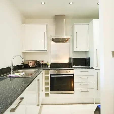 Manilla 3 Bedroom Floor Flat * Bristol